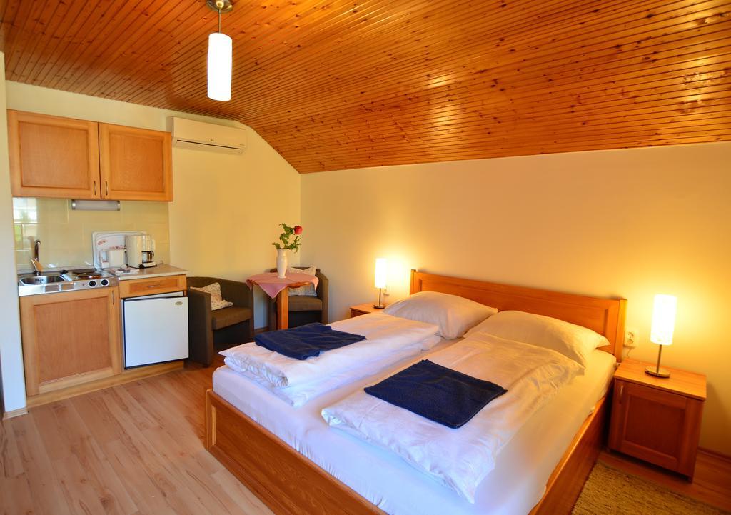 Viragoskert Apartman เฮวิซ ห้อง รูปภาพ