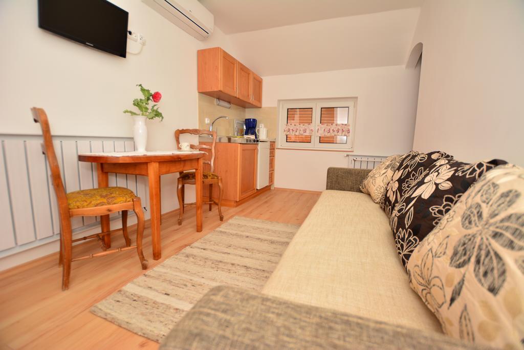 Viragoskert Apartman เฮวิซ ห้อง รูปภาพ
