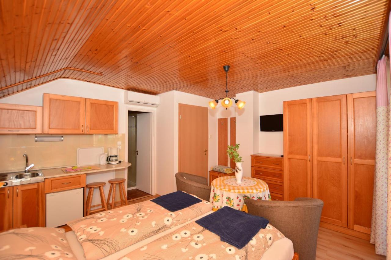 Viragoskert Apartman เฮวิซ ภายนอก รูปภาพ