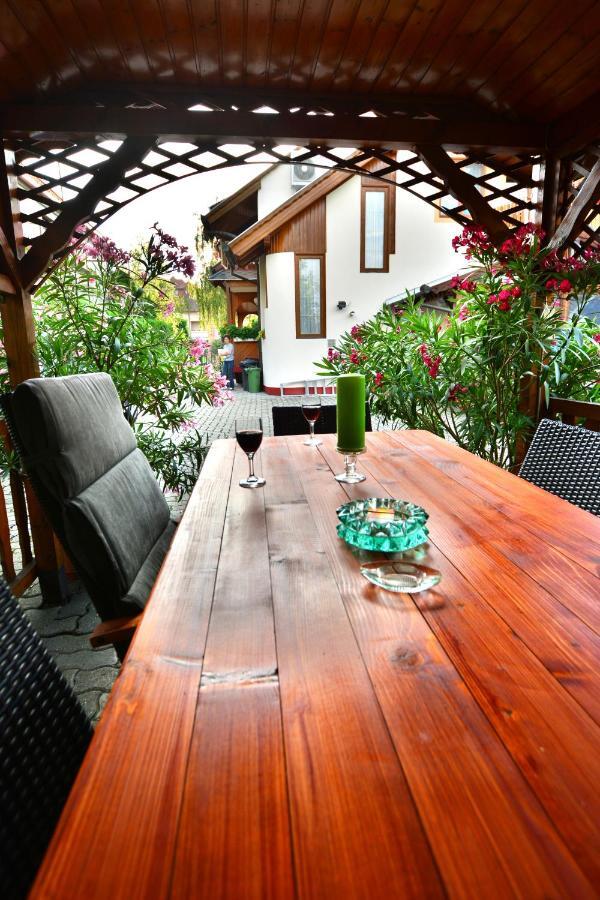 Viragoskert Apartman เฮวิซ ภายนอก รูปภาพ