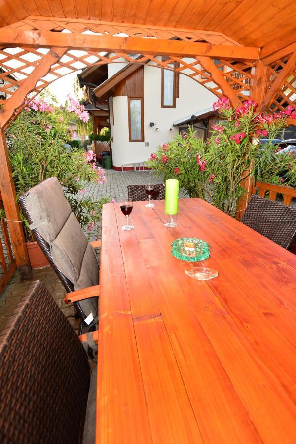 Viragoskert Apartman เฮวิซ ภายนอก รูปภาพ